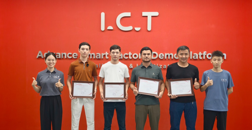 De klant van Oezbekistan voltooide de training bij ICT