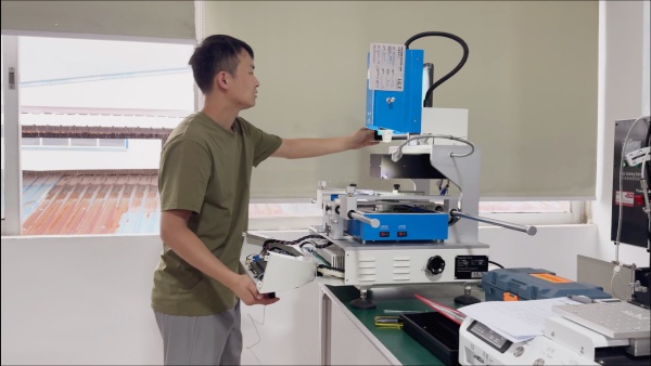 ICT volledige technische begeleiding bij de werking van SMT-apparatuur