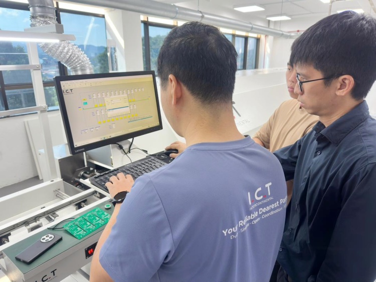 Ondersteuning voor installatie op locatie en training van technici