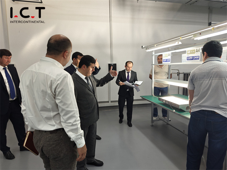 De burgemeester van Tadzjikistan bezoekt de ICT SMT -machine
