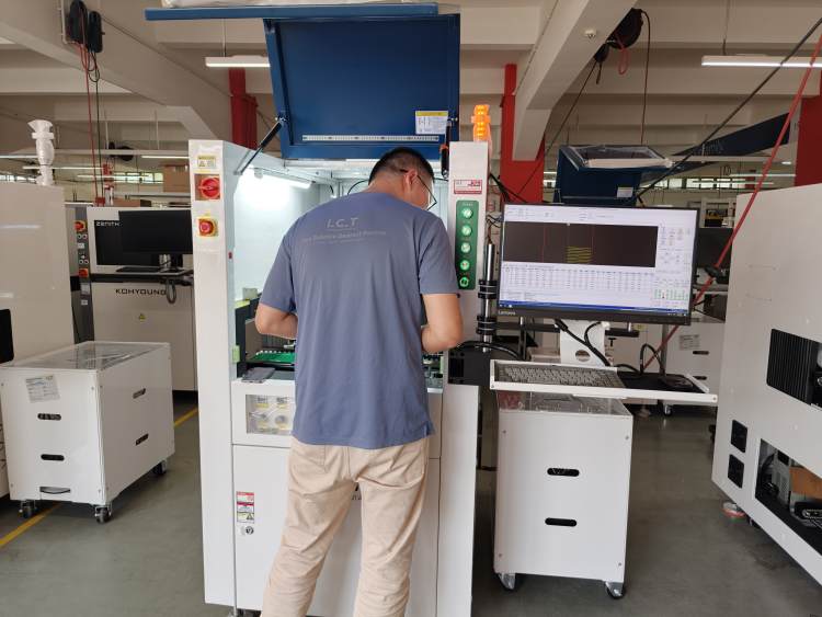 ICT-ingenieur voltooit tests v&oacute;&oacute;r verzending voor Conformal Coating Machine.jpg
