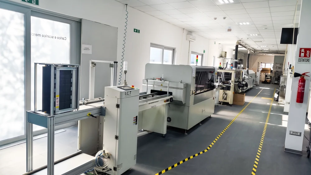 ICT flexibele LED-strip SMT-productielijn en vacu&uuml;m-reflow-oven ge&iuml;nstalleerd in een fabriek van een klant in Itali&euml;