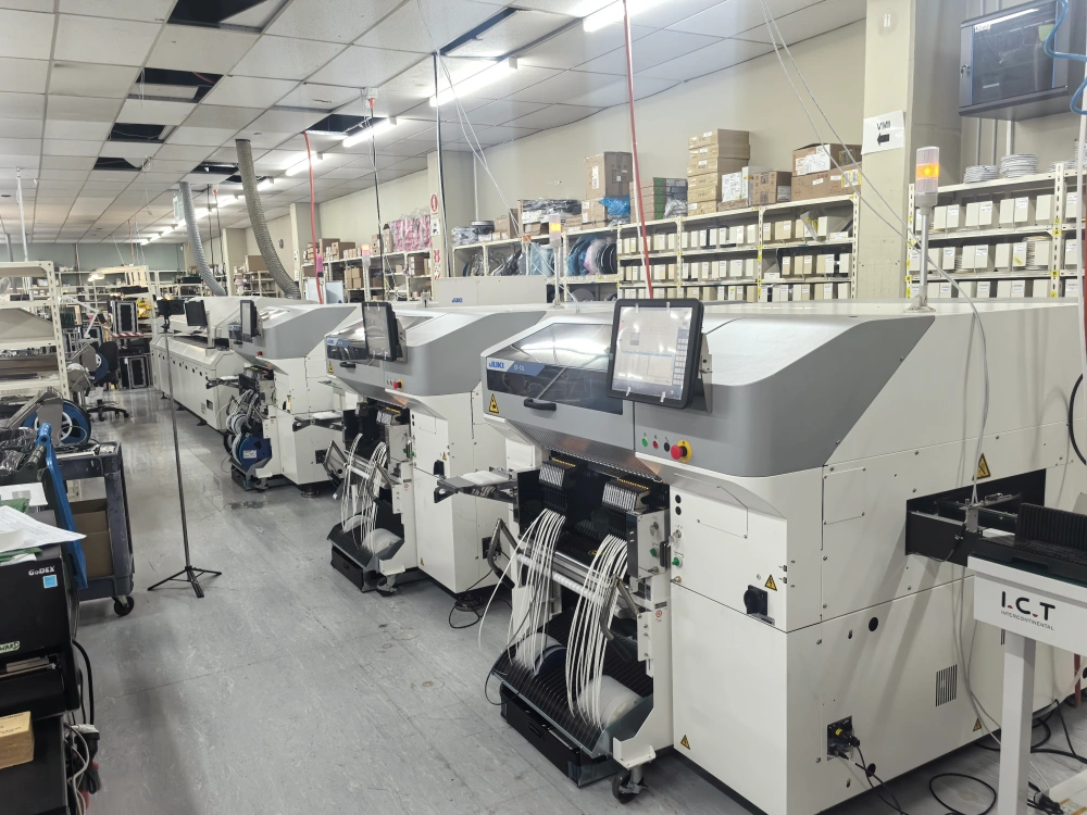 drie JUKI RS-1XL pick-and-place machines.webp