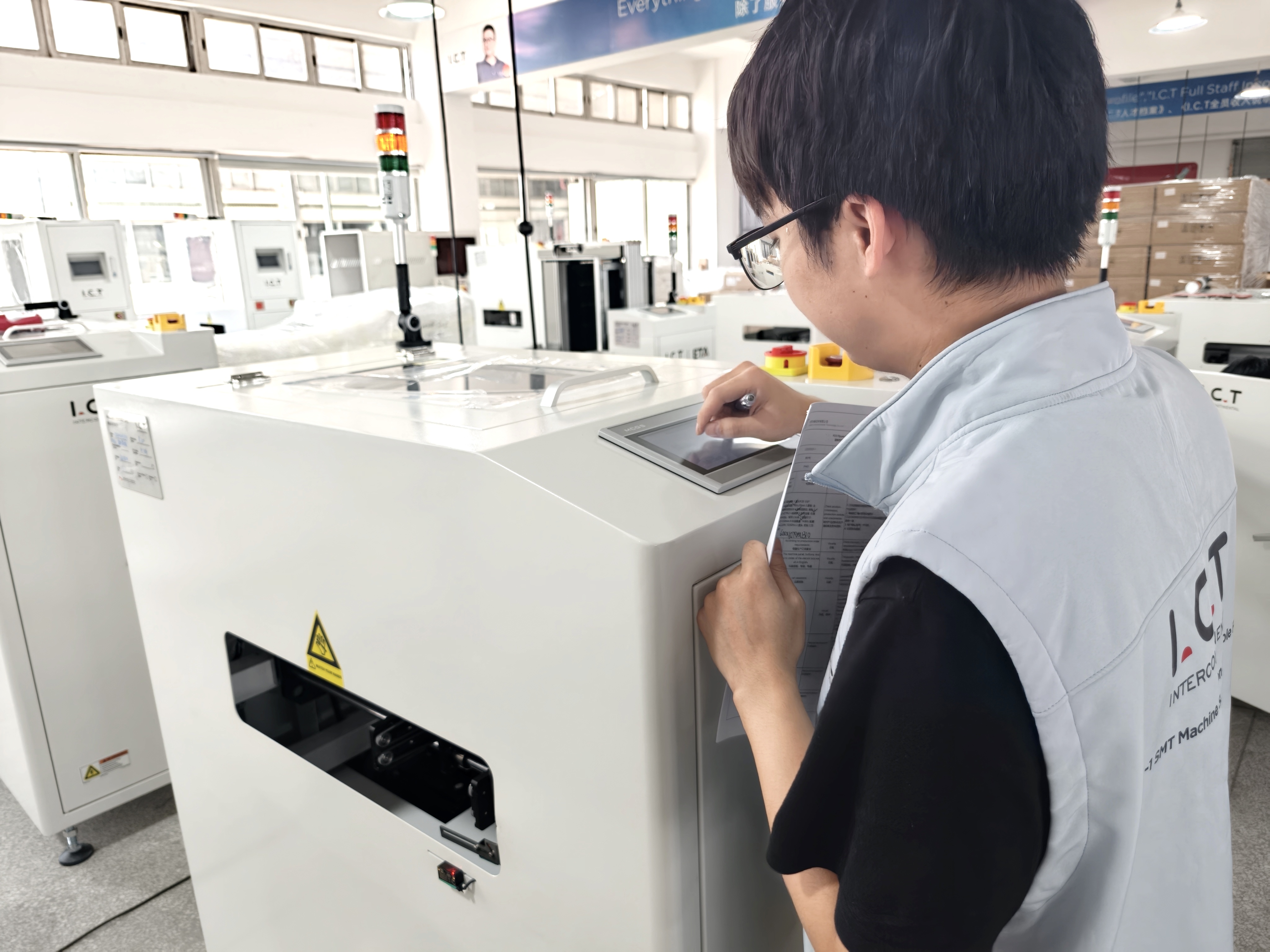 ICT-ingenieurs voltooien inspectie v&oacute;&oacute;r verzending voor coating-flippermachine (2).jpg