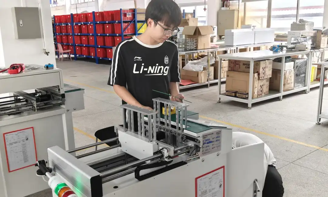 1. Twee nieuwe ingenieur-assistenten leren Side by Side.webp